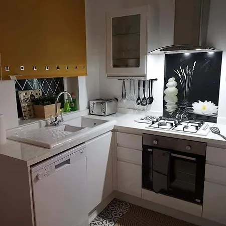 Corner House, Sleeps 8 In 4 Bedrooms, Near Train Station, Great Value! Manchester Exterior foto