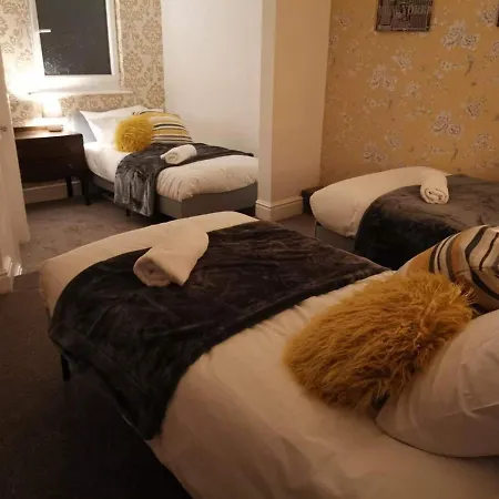 Corner House, Sleeps 8 In 4 Bedrooms, Near Train Station, Great Value! Manchester Exterior foto