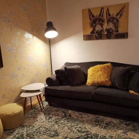 Corner House, Sleeps 8 In 4 Bedrooms, Near Train Station, Great Value! Manchester Exterior foto