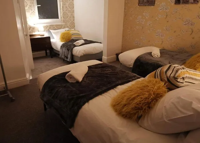 Corner House, Sleeps 8 In 4 Bedrooms, Near Train Station, Great Value!