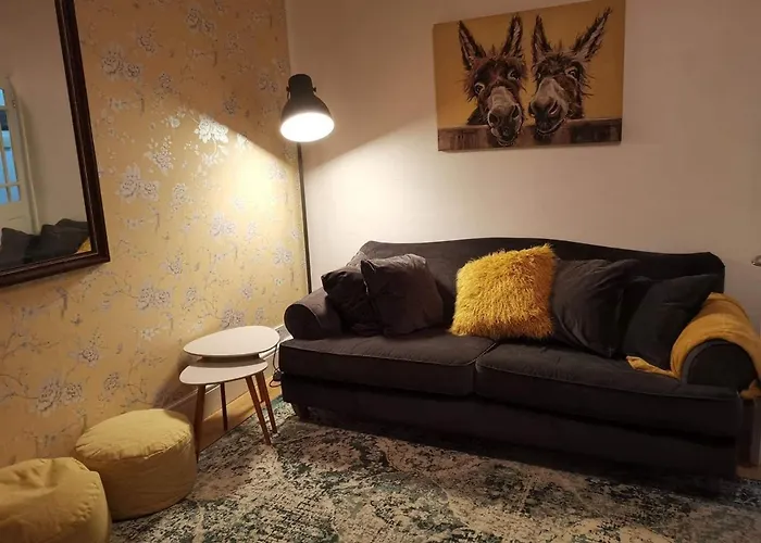 Corner House, Sleeps 8 In 4 Bedrooms, Near Train Station, Great Value!