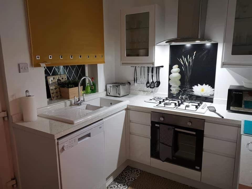 Ferienhaus Corner House, Sleeps 8 In 4 Bedrooms, Near Train Station, Great Value! *
