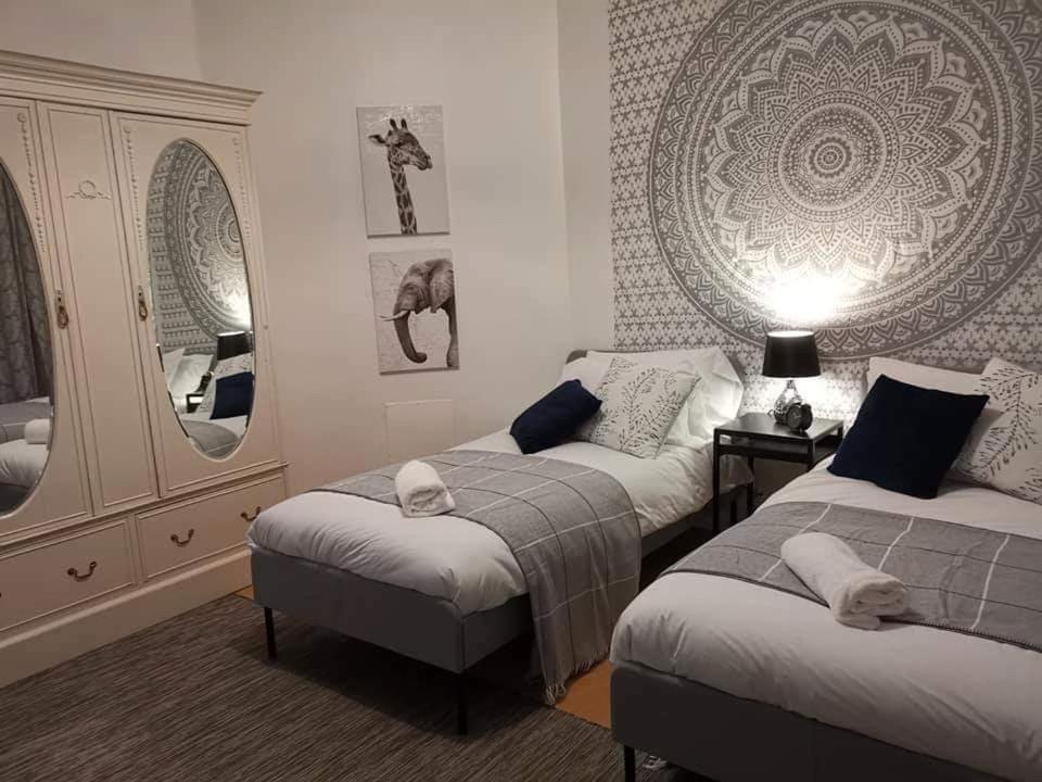 Corner House, Sleeps 8 In 4 Bedrooms, Near Train Station, Great Value! * Manchester
