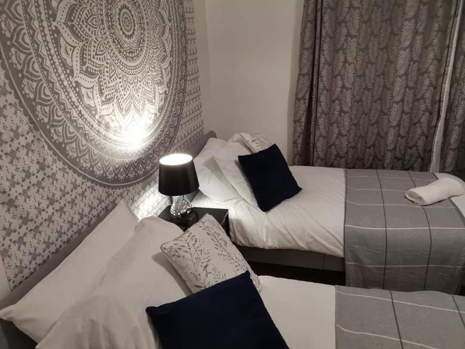 Ferienhaus Corner House, Sleeps 8 In 4 Bedrooms, Near Train Station, Great Value! *