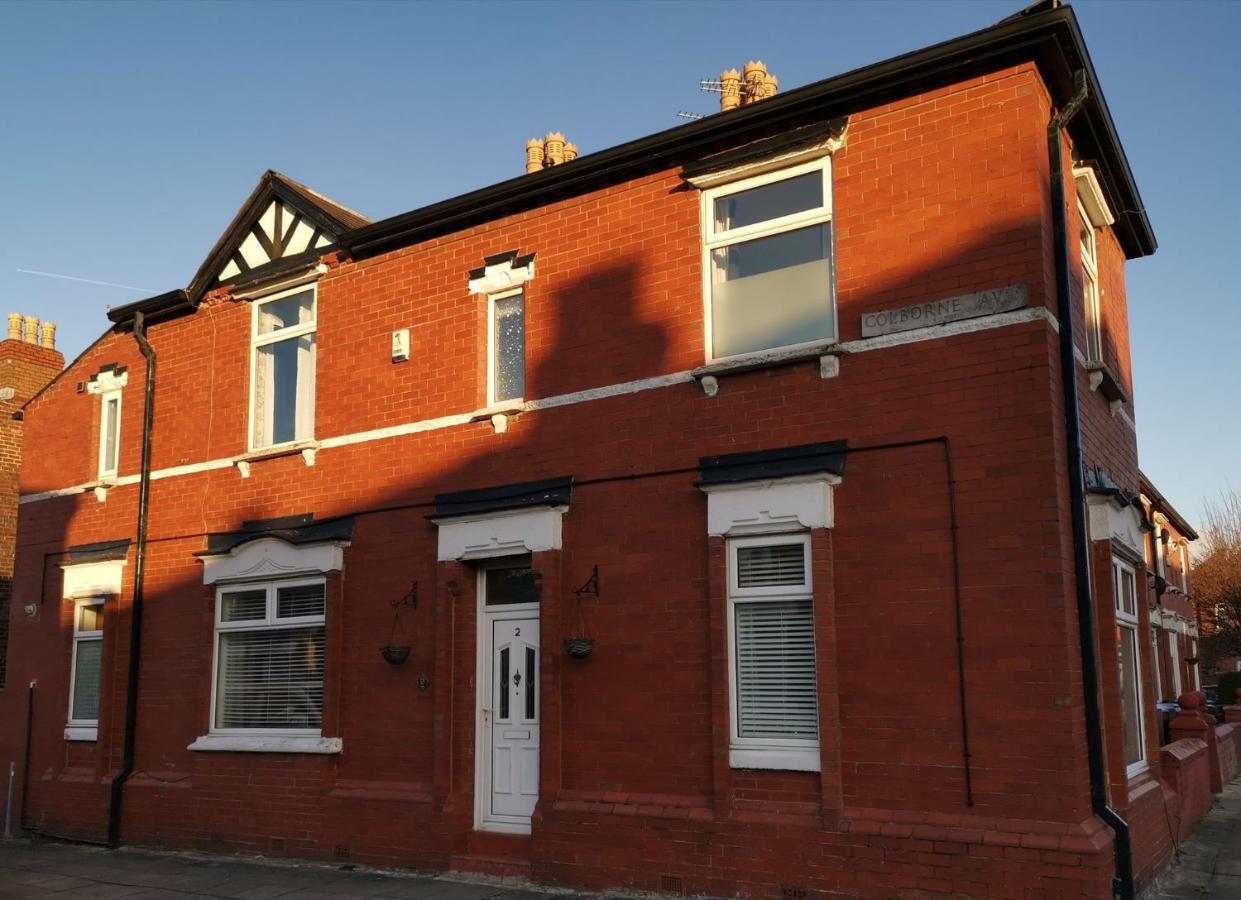 Corner House, Sleeps 8 In 4 Bedrooms, Near Train Station, Great Value! Ferienhaus *