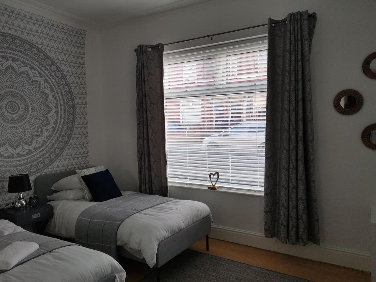 Ferienhaus Corner House, Sleeps 8 In 4 Bedrooms, Near Train Station, Great Value! *